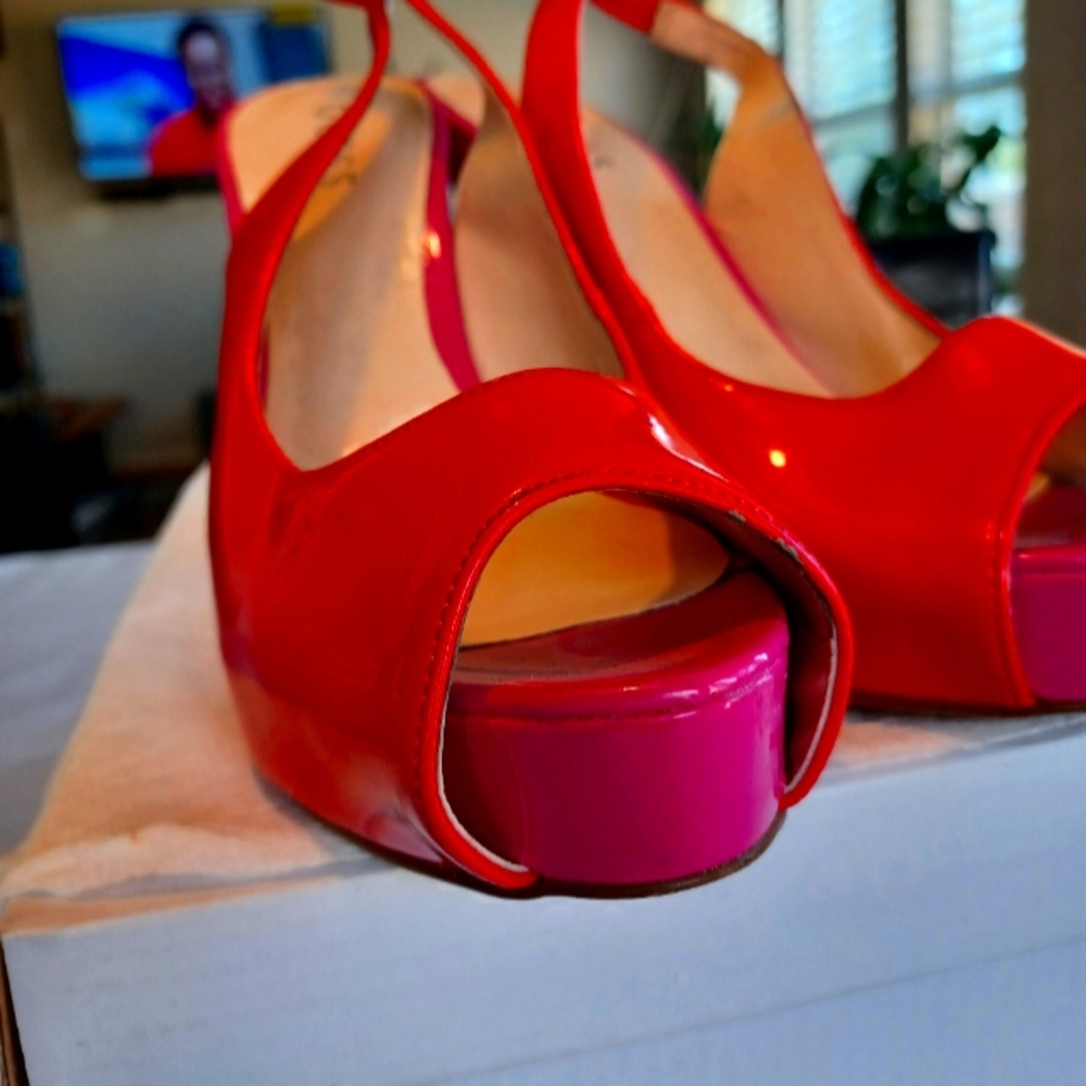 GUESS  Women shoe. Size 9 Red Leather Top and pink Heels